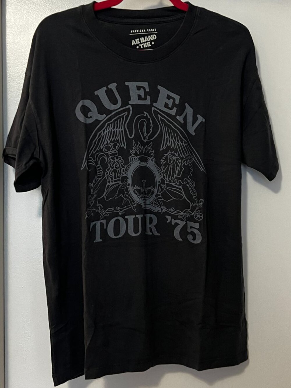 American Eagle Queen Tour '75 Graphic Oversized Band Tee – XS